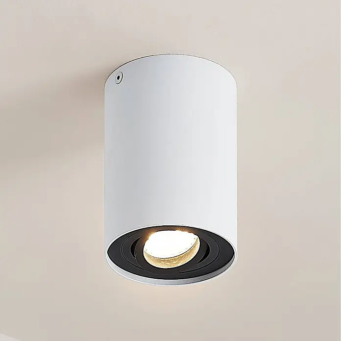 Arcchio Deckenleuchte Jolina - weiß / opal, weiß / opal, GU10 - Weißer zylindrischer Deckenstrahler zur Oberflächenmontage mit warmer, versenkter LED-Beleuchtung und schwarzen Innenringdetails.