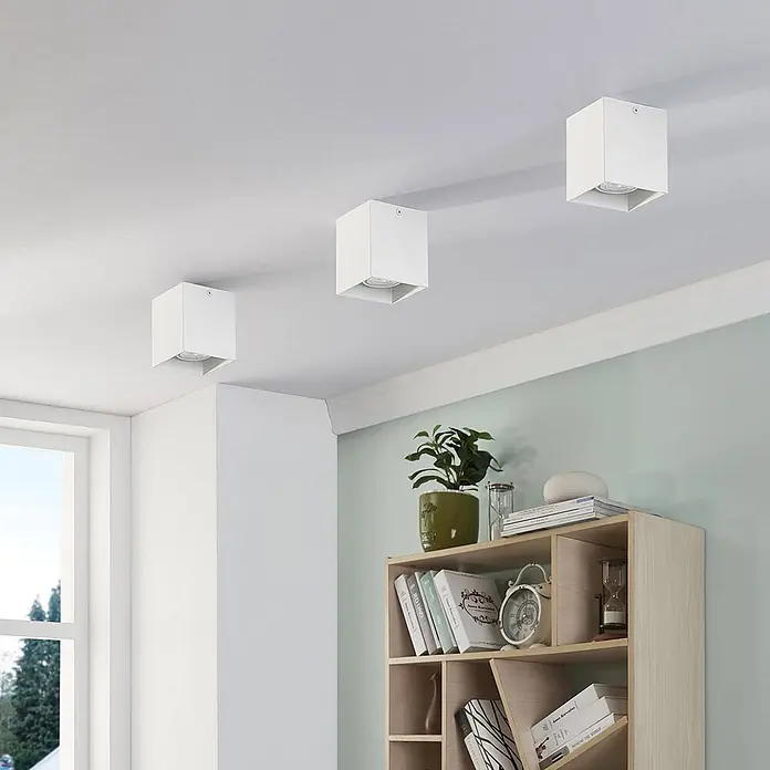 Arcchio Deckenleuchte Carson - weiß / opal, weiß / opal, GU10 - Drei weiße, würfelförmige Deckenstrahler beleuchten einen modernen Raum. Sie sind an der Decke montiert.