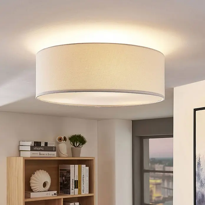 Lindby Deckenleuchte Mariat - weiß / opal, E27 - Beige Stoff-Deckenleuchte in Trommelform, montiert im Raum, mit sanftem Auf- und Ablicht.
