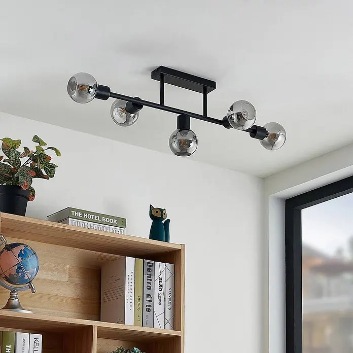 Lindby Deckenleuchte Biscala - schwarz, alu / grau / zink, E14 - Schwarze Deckenleuchte mit fünf Rauchglas-Schirmen, an weißer Decke über Holzregal montiert.