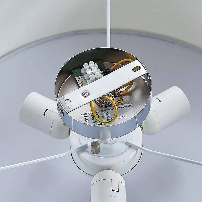 Lindby Deckenleuchte Mariat - weiß / opal, E27 - Internansicht einer weißen Deckenleuchte: Metall-Verdrahtungsfach, Klemmleiste mit gelben Kabeln, drei weiße E27-Fassungen.