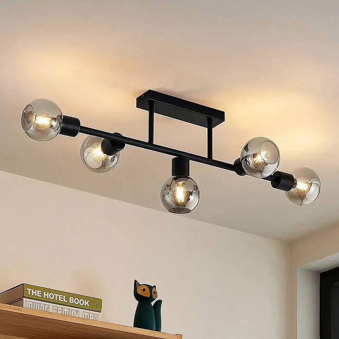 Lindby Deckenleuchte Biscala - schwarz, alu / grau / zink, E14 - Schwarze Deckenleuchte aus Metall mit fünf rauchfarbenen Glaskugeln, die warmes Licht abstrahlen, an einer Decke montiert.