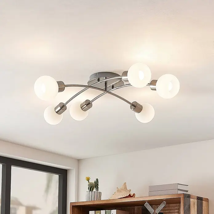 Lindby Deckenleuchte Agmar - L x B x H: 80 x 72 x 18 cm, alu / grau / zink, E14 - Moderne Deckenleuchte mit sechs runden weißen Diffusoren an geschwungenen Chromarmen, beleuchtet einen Raum.