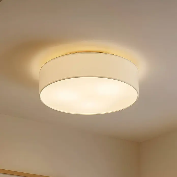 Lindby Textil Deckenleuchte rund 50 cm, Deckenlampe Stoff cremeweiß -  - Cremefarbene Stoff-Deckenleuchte (Drum-Form) bündig montiert, beleuchtet Decke und Raum mit warmem Licht.