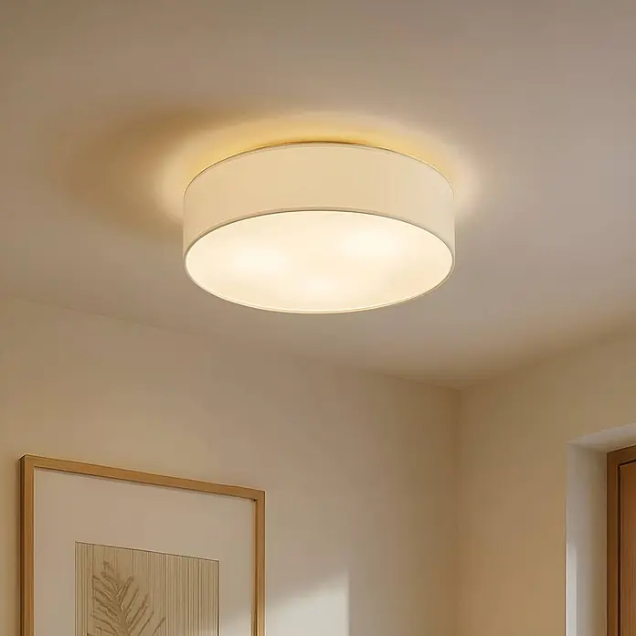 Lindby Textil Deckenleuchte rund 50 cm, Deckenlampe Stoff cremeweiß -  - Runde weiße Stoff-Deckenleuchte, beleuchtet, spendet warmes Umgebungslicht.