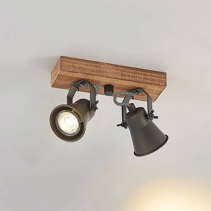 Lindby Deckenstrahler Grandesa - Holz dunkel, schwarz, GU10 - Deckenleuchte mit zwei dunklen Metallstrahlern auf rustikalem Holzbalken, einer leuchtet. Mit geflochtenen Textilkabeln.