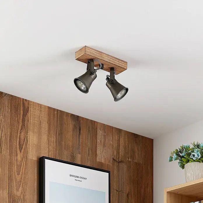 Lindby Deckenstrahler Grandesa - Holz dunkel, schwarz, GU10 - Deckenleuchte mit zwei dunkelgrauen Strahlern an einem Holzbalken.