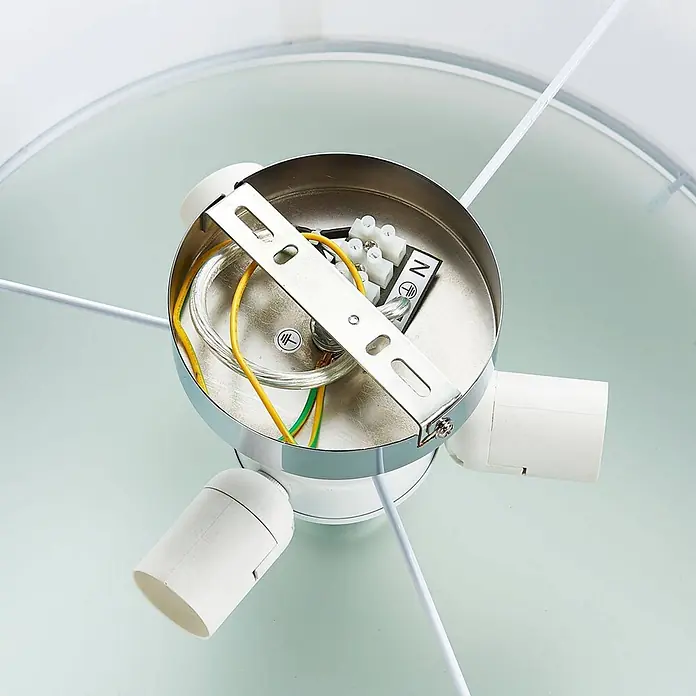 Lindby Deckenleuchte Tobia - alu / grau / zink, E27 - Innenansicht einer Leuchte: Metallbasis mit Montagehalterung, Klemmenblock (L, N, Erde) und drei weißen Lampenfassungen mit gelben und grünen Kabeln.
