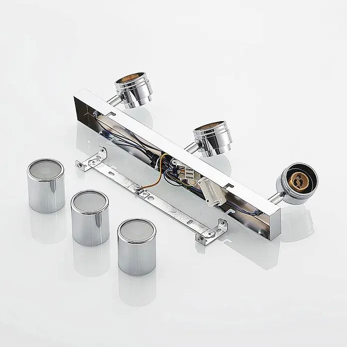 Lindby Deckenstrahler Remilan - chrom / silber, chrom / silber, GU10 - Zerlegte Chrom-Badleuchte mit drei Lampenfassungen, Halterung und Abdeckungen.