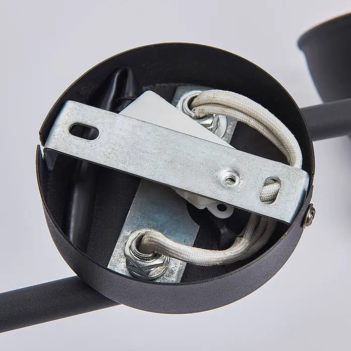 Lindby Deckenstrahler Julin - L x B x H: 85 x 11 x 19,5 cm, schwarz, schwarz, E14 - Innenansicht der Verkabelung einer schwarzen Metallleuchte, mit weißen geflochtenen Kabeln, einem silbernen Montagebügel und einem weißen Verbinder.