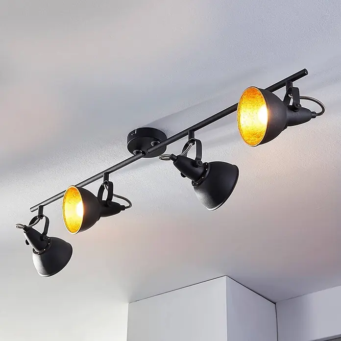 Lindby Deckenstrahler Julin - L x B x H: 85 x 11 x 19,5 cm, schwarz, schwarz, E14 - Schwarze Deckenleuchte mit 4 verstellbaren Strahlern, einige beleuchtet, mit goldenen Innenseiten.