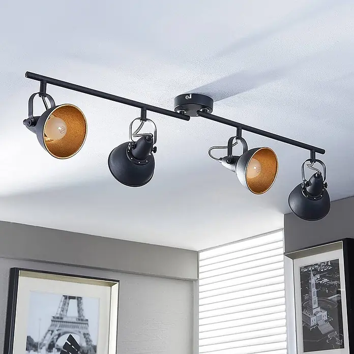 Lindby Deckenstrahler Julin - L x B x H: 85 x 11 x 19,5 cm, schwarz, schwarz, E14 - Schwarze Stromschiene mit vier verstellbaren Strahlern, zwei goldfarben innen, an weißer Decke montiert.