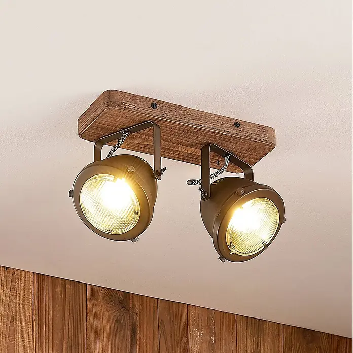 Lindby Deckenstrahler Farovi - Holz dunkel, schwarz, GU10 - Zwei Deckenstrahler mit dunklen Metallköpfen und rustikalem Holzbrett, die warmes Licht abstrahlen.