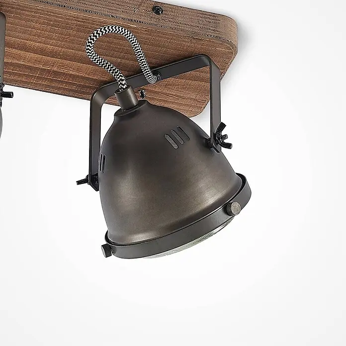 Lindby Deckenstrahler Farovi - Holz dunkel, schwarz, GU10 - Dunkler Metallstrahler an rustikalem Holzbrett, verbunden mit geflochtenem Kabel.