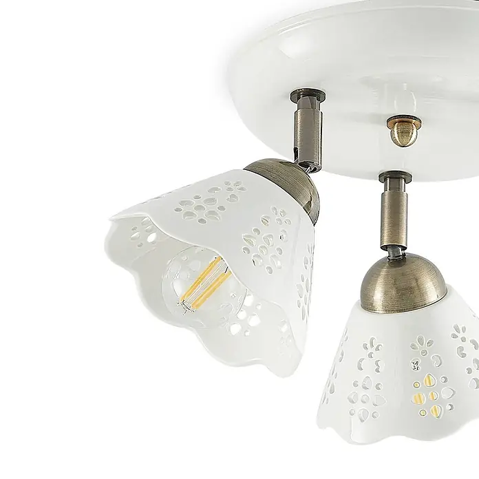 Lindby Deckenlampe in bronze, weiß, Deckenstrahler -  - Zweiflammiger weißer Keramik-Deckenstrahler mit durchbrochenen Blumenschirmen und antik-messingfarbenen Beschlägen.