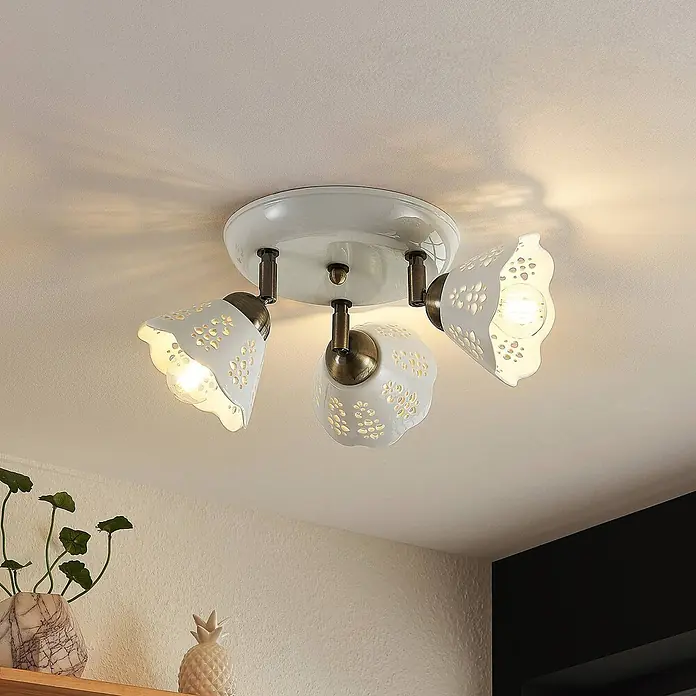 Lindby Deckenlampe in bronze, weiß, Deckenstrahler -  - Weiße Deckenleuchte mit drei verstellbaren Keramikschirmen mit Aussparungen und Messingakzenten, die Licht an die Decke wirft.