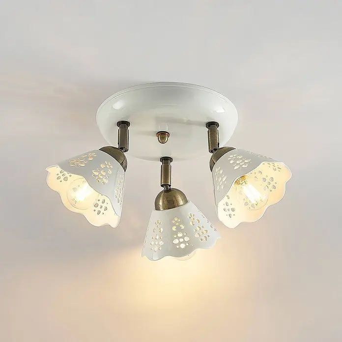 Lindby Deckenlampe in bronze, weiß, Deckenstrahler -  - Verstellbare weiße Deckenleuchte mit drei glockenförmigen, perforierten und gewellten Schirmen, Bronzendetails und warmem Licht.