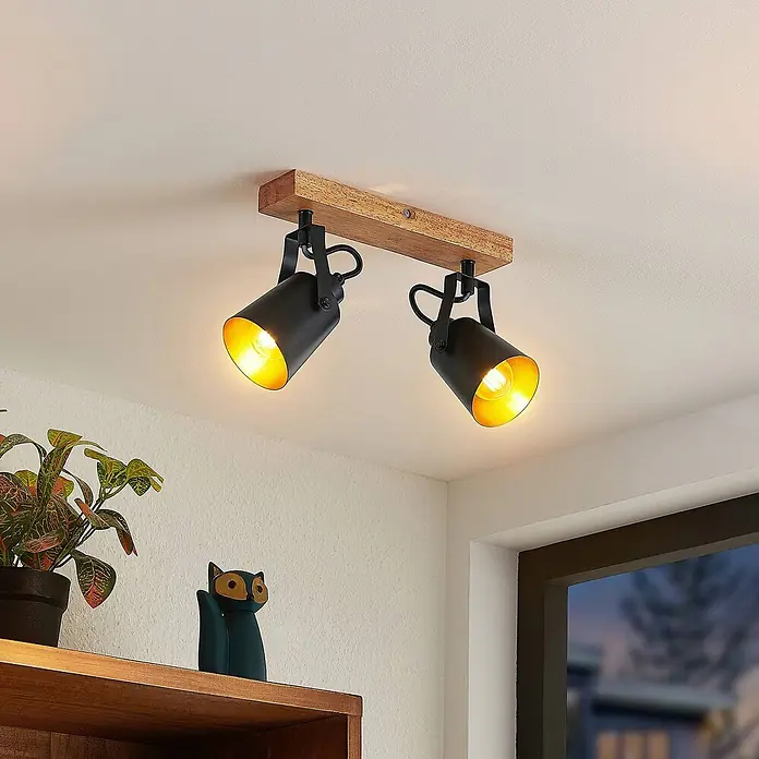 Lindby Deckenstrahler Kimban - L x B x H: 35,5 x 8,3 x 15,8 cm, Holz dunkel, schwarz, E14 - Zwei schwarze Strahler mit goldenen Innenseiten an einem Holzbrett, an der Decke montiert.