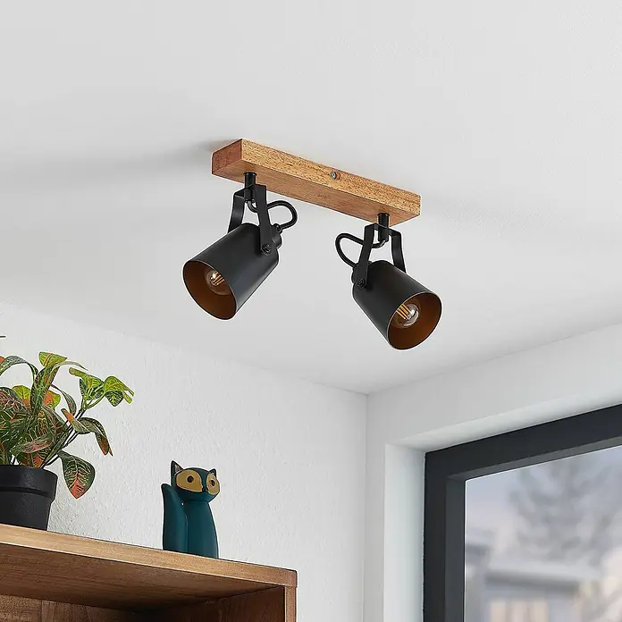 Lindby Deckenstrahler Kimban - L x B x H: 35,5 x 8,3 x 15,8 cm, Holz dunkel, schwarz, E14 - Zweiflammiger Deckenstrahler mit Holzbalken und schwarzen Metallschirmen mit goldenen Innenseiten.