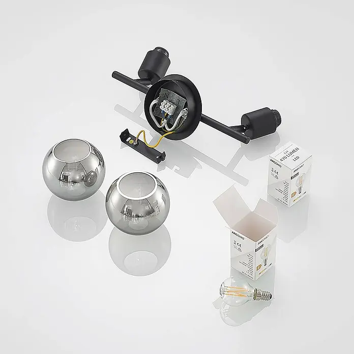 Lindby Deckenstrahler Eridia - schwarz, schwarz, E14 - Zerlegte schwarze Deckenleuchte mit zwei verchromten Kugelschirmen und zwei LED-Lampen.