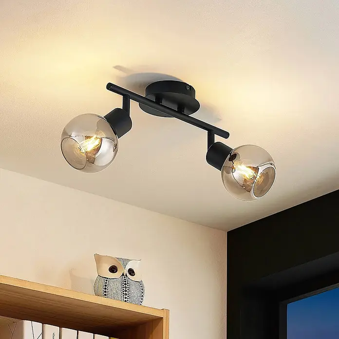 Lindby Deckenstrahler Eridia - schwarz, schwarz, E14 - Schwarzer Deckenstrahler mit zwei Rauchglas-Kugeln an der Decke, spendet warmes Licht.