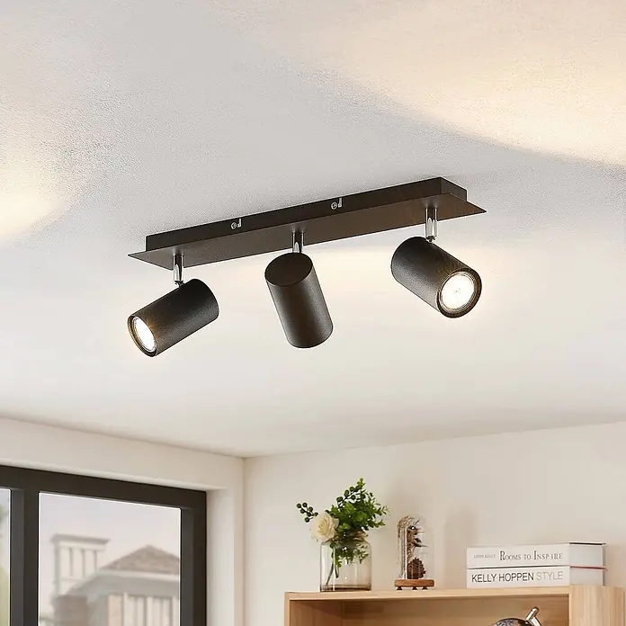 Lindby Deckenstrahler Joffrey - L x B x H: 49 x 9,5 x 16,5 cm, schwarz, schwarz, GU10 - Drei dunkle zylindrische Strahler an schwarzer Rechteckstange, leuchtend an der Decke montiert.