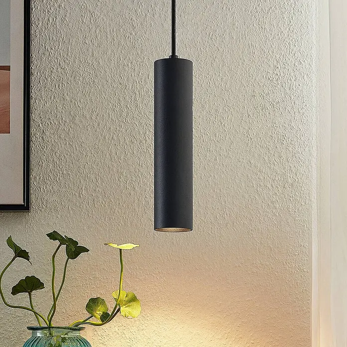 Prios Pendelleuchte Neliyah - L x B x H: 5,6 x 5,6 x 25 cm, schwarz, sandSchwarz, GU10 - Schwarze zylindrische Pendelleuchte, die eine Pflanze darunter beleuchtet.