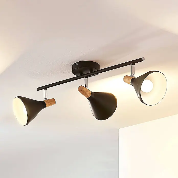 Lindby Deckenstrahler Arina - schwarz, schwarz, E14 - Schwarze dreiflammige Deckenleuchte mit verstellbaren Schirmen und Holzdetails.