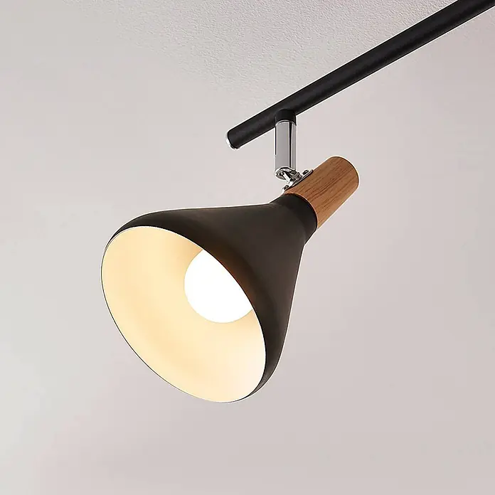 Lindby Deckenstrahler Arina - schwarz, schwarz, E14 - Schwarzer konischer Strahler mit Holzdetails und Chromgelenk, an schwarzer Schiene montiert, spendet warmes Licht.