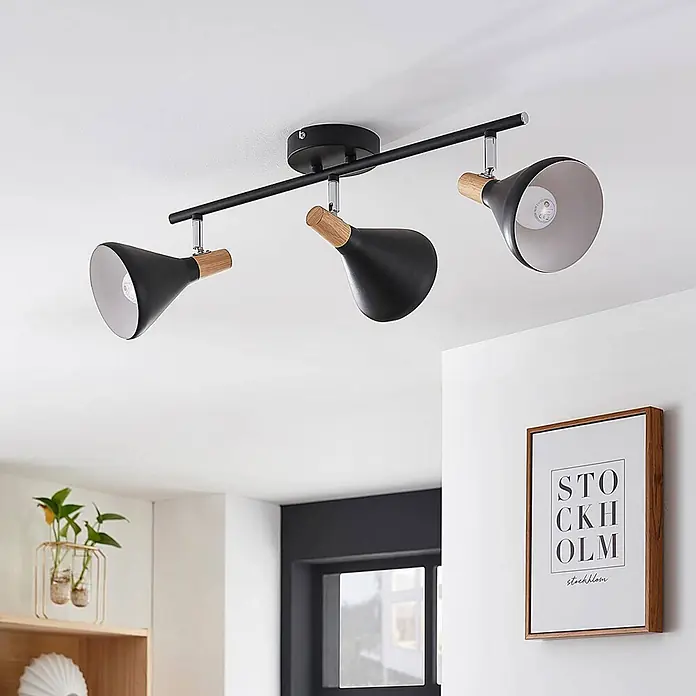 Lindby Deckenstrahler Arina - schwarz, schwarz, E14 - Schwarze Deckenleuchte mit drei verstellbaren Strahlern, Holzdetails und silbernen Innenseiten.