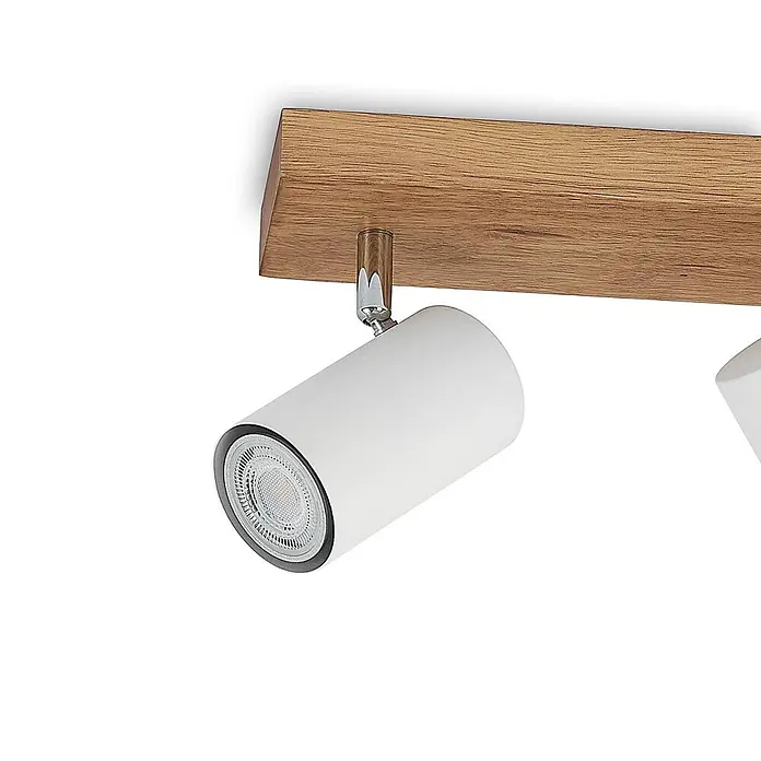 Lindby Deckenstrahler Maniva - Holz hell, weiß / opal, GU10 - Weißer zylindrischer Strahler mit Chromgelenk, montiert an einem Holzbalken. Sichtbare LED-Lichtquelle.