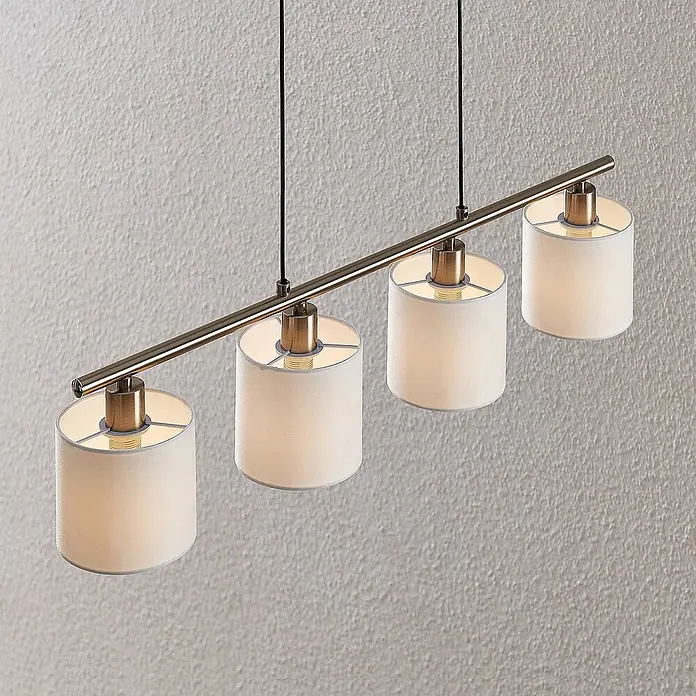 Lindby Pendelleuchte Stannis - L x B x H: 75 x 12 x 13,5 cm, weiß / opal, nickel matt, weiß, E14 - Lineare Pendelleuchte mit vier zylindrischen cremefarbenen Stoffschirmen an einer goldenen Metallstange, aufgehängt an schwarzen Kabeln.