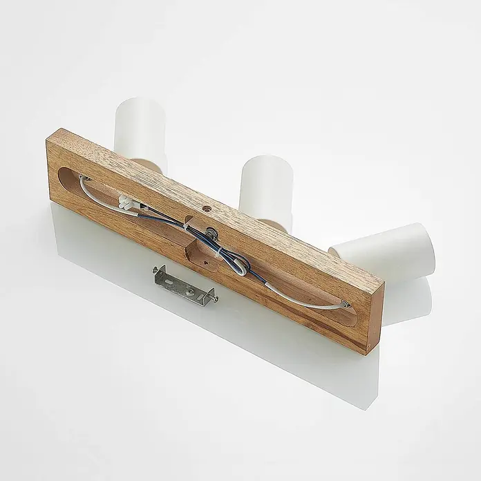 Lindby Deckenstrahler Maniva - Holz hell, weiß / opal, GU10 - Hölzernes Leuchtengestell mit drei weißen Lampenfassungen, sichtbarer Verdrahtung und Metallmontagebügel.