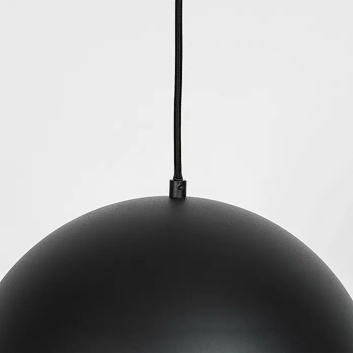 Lucande Pendelleuchte Aparas - schwarz, Schwarz, gold, E27 - Schwarze, matte, halbkugelförmige Pendelleuchte an schwarzem geflochtenen Kabel.