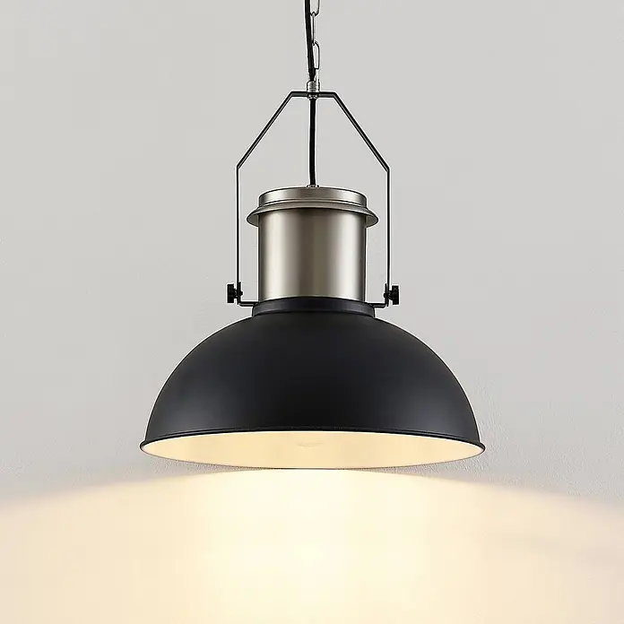 Lindby Pendelleuchte Freitjof - schwarz, Schwarz matt, nickel matt, E27 - Industrielle schwarze Metall-Pendelleuchte mit gebürstetem Nickel-Oberteil, die warmes Licht abstrahlt.