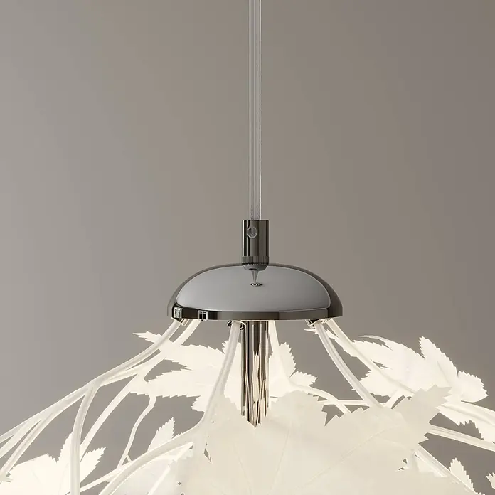 Lindby Pendelleuchte Maple - L x B x H: 38 x 38 x 150 cm, weiß / opal, weiß, chrom, E27 - Nahaufnahme einer Pendelleuchte mit Chrom-Baldachin, transparentem Kabel und weißen blattförmigen Diffusorelementen.