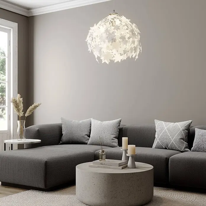 Lindby Pendelleuchte Maple - L x B x H: 38 x 38 x 150 cm, weiß / opal, weiß, chrom, E27 - Weiße Hängelampe mit blattförmigen Elementen, die ein modernes Wohnzimmer beleuchtet.