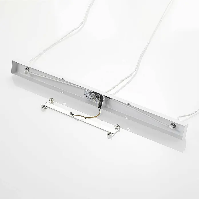 Lindby Pendelleuchte Kadir - L x B x H: 73 x 20 x 15 cm, weiß, holz, E27 - Weißes, rechteckiges Leuchtengehäuse mit Innenverdrahtung und separatem Befestigungsbügel.