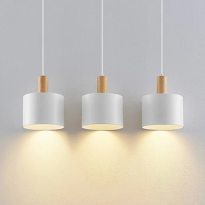 Lindby Pendelleuchte Kadir - L x B x H: 73 x 20 x 15 cm, weiß, holz, E27 - Drei weiße zylindrische Pendelleuchten mit Holzdetails hängen und werfen warmes Licht nach unten.
