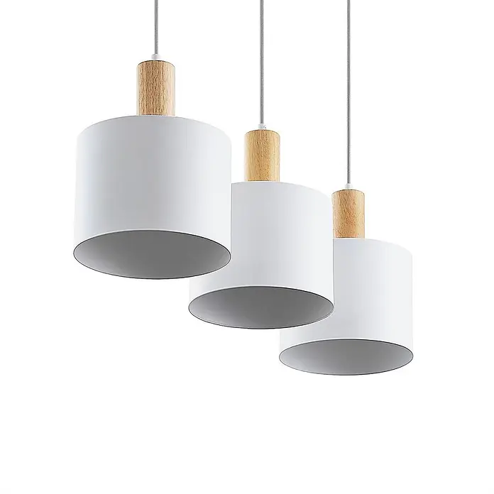 Lindby Pendelleuchte Kadir - L x B x H: 73 x 20 x 15 cm, weiß, holz, E27 - Drei Pendelleuchten mit weißen zylindrischen Schirmen und hellen Holzaufsätzen an grauen Kabeln.