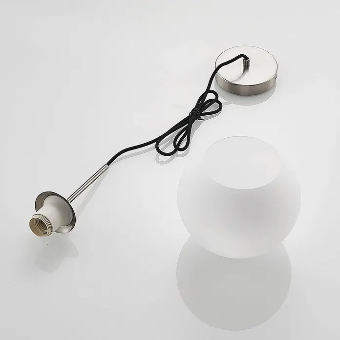 Lindby Pendelleuchte Jurian - L x B x H: 20 x 20 x 17,5 cm, weiß / opal, nickel, opal matt, E27 - Pendelleuchten-Komponenten: mattweißer Glaskugel-Schirm, schwarzes Textilkabel, gebürstete Metall-Deckenrosette und E27-Fassung.