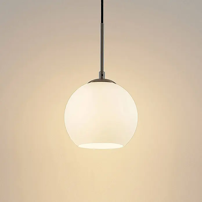 Lindby Pendelleuchte Jurian - L x B x H: 20 x 20 x 17,5 cm, weiß / opal, nickel, opal matt, E27 - Beleuchtete Pendelleuchte mit weißer Opalglaskugel und gebürsteter Metallstange.