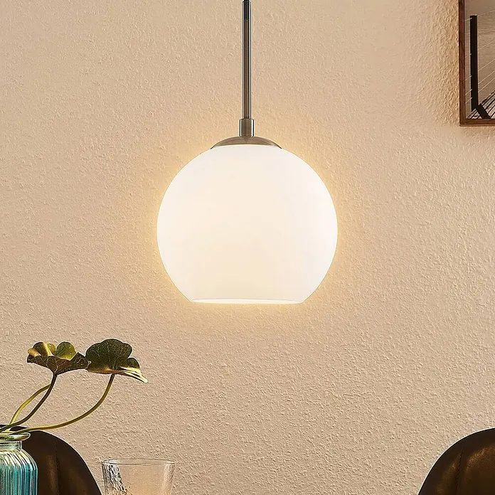 Lindby Pendelleuchte Jurian - L x B x H: 20 x 20 x 17,5 cm, weiß / opal, nickel, opal matt, E27 - Eine moderne kugelförmige Pendelleuchte mit weißem Opalglasschirm und gebürsteter Metallstange, die warmes Licht in einen Raum abstrahlt.