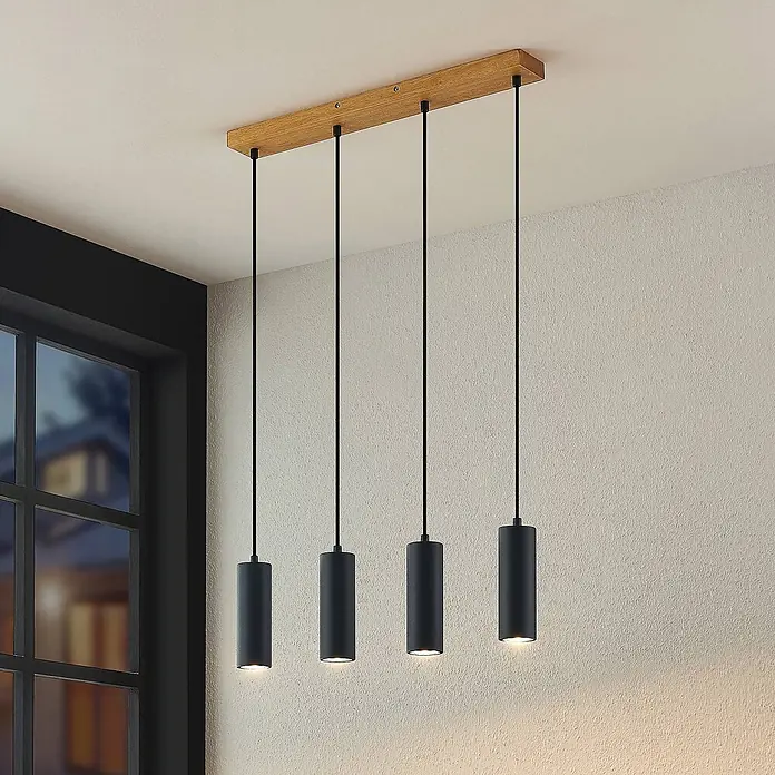 Lindby Pendelleuchte Maniva - L x B x H: 60 x 8 x 18 cm, schwarz, holz hell, Schwarz, GU10 - Eine lineare Deckenleuchte mit einer natürlichen Holzleiste und vier schwarzen zylindrischen Pendelleuchten, die den Raum beleuchten.