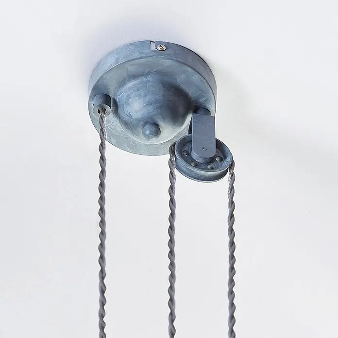 Lindby Pendelleuchte Louisanne - L x B x H: 35 x 35 x 25,7 cm, alu / grau / zink, grau-Grün, klar, E27 - Graue Deckenrosette aus Metall mit integriertem Rollensystem, das drei gedrehte Stoffkabel für eine Leuchte führt.