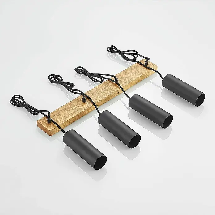 Lindby Pendelleuchte Maniva - L x B x H: 60 x 8 x 18 cm, schwarz, holz hell, Schwarz, GU10 - Lineare Pendelleuchte mit vier schwarzen zylindrischen Schirmen und schwarzen Kabeln an einer Holzleiste.