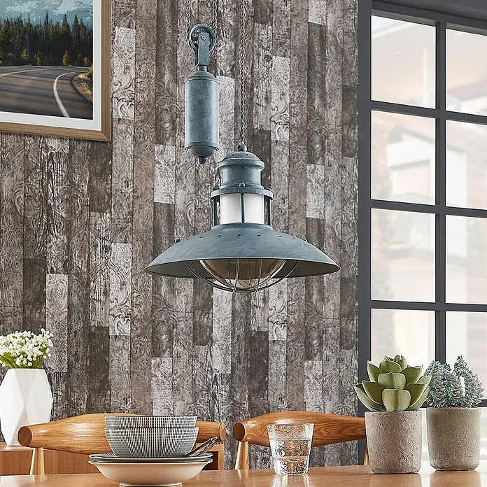 Lindby Pendelleuchte Louisanne - L x B x H: 35 x 35 x 25,7 cm, alu / grau / zink, grau-Grün, klar, E27 - Industrielle Pendelleuchte aus Metall in Grau/Blau mit Rollenmechanismus, über einem Holztisch hängend.