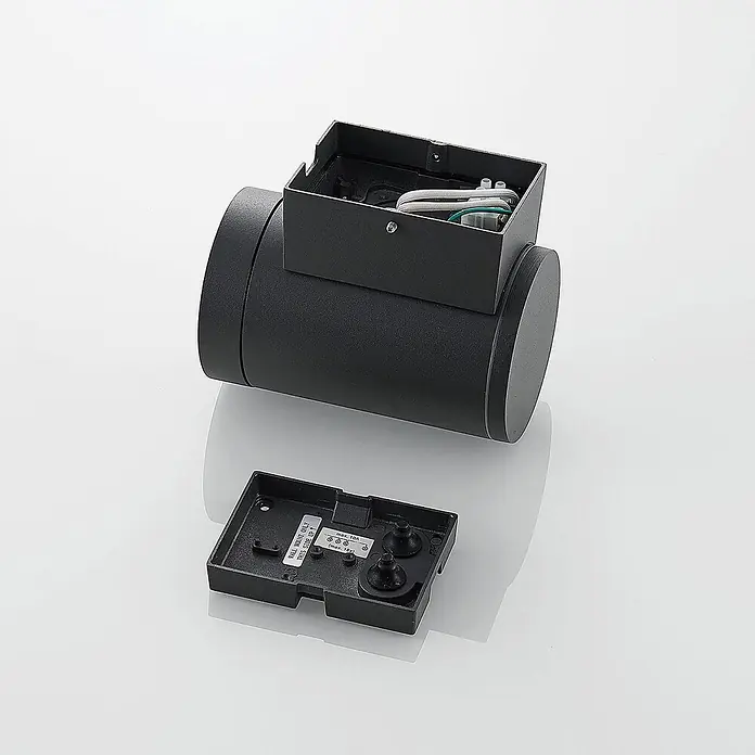 Lucande Außenwandleuchte Thomke - alu / grau / zink, alu / grau / zink, IP65 - Demontierte schwarze zylindrische Wandleuchte mit offenem Verdrahtungsfach und separater Abdeckplatte.
