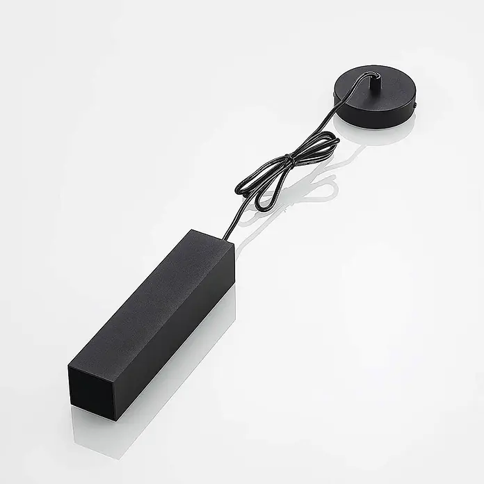 Prios Pendelleuchte Neliyah - L x B x H: 5,6 x 5,6 x 25 cm, schwarz, sandSchwarz, GU10 - Schwarzes rechteckiges Leuchtenbauteil mit einem schwarzen Stromkabel, das zu einer runden Deckenrosette führt.