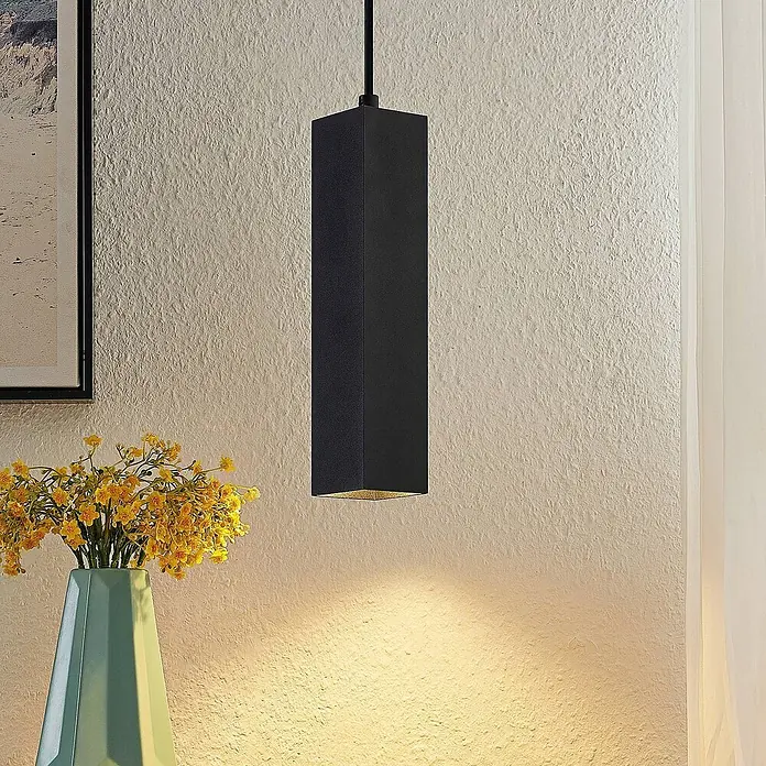 Prios Pendelleuchte Neliyah - L x B x H: 5,6 x 5,6 x 25 cm, schwarz, sandSchwarz, GU10 - Schwarze rechteckige Pendelleuchte wirft warmes Licht nach unten auf eine strukturierte Wand.